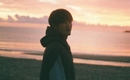 アン・ボヒョン、夕焼けの海辺を背景に少年のような魅力をアピール「キャンプに行きたい」