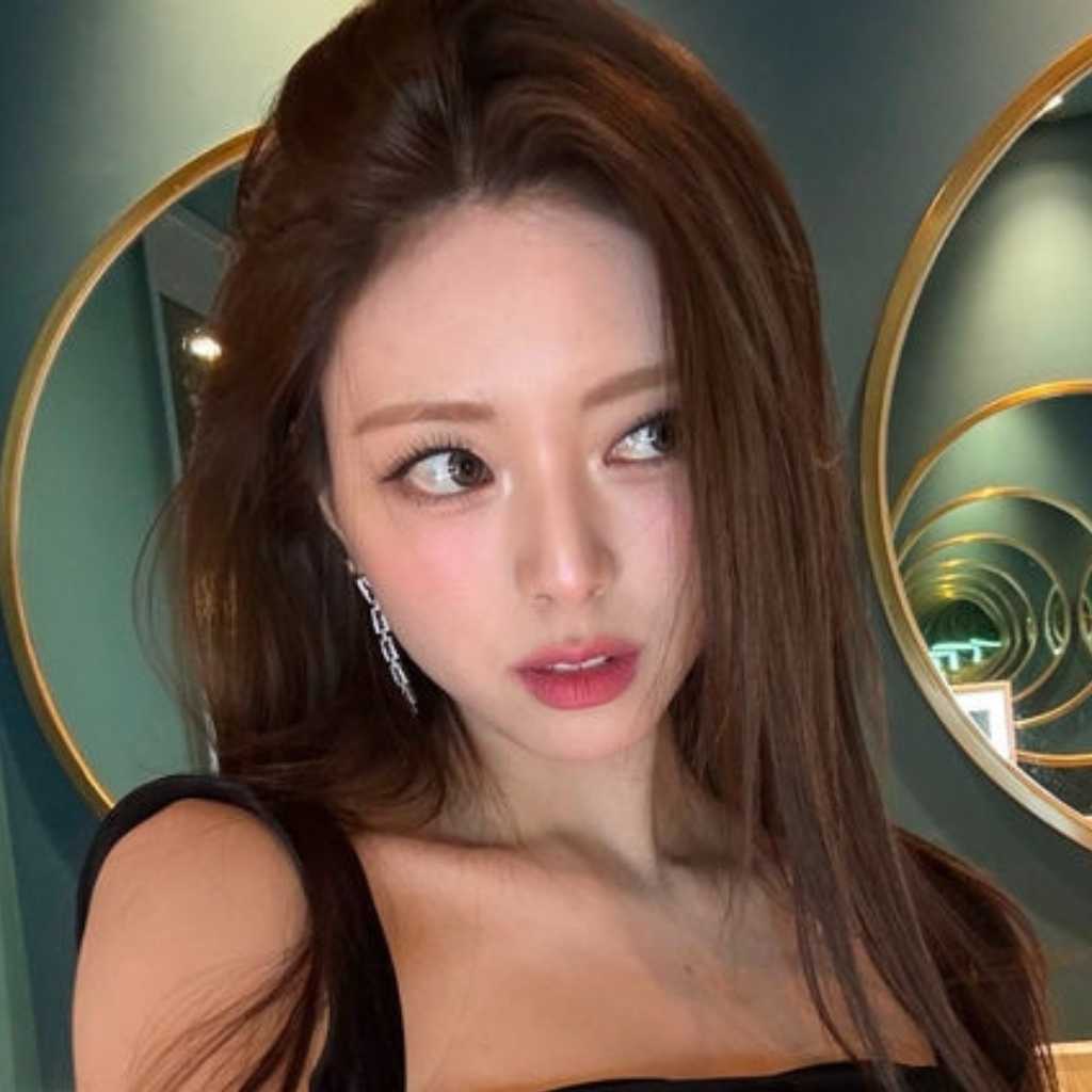 ITZY ユナ、近況ショットを公開…抜群のスタイルと美貌をアピール