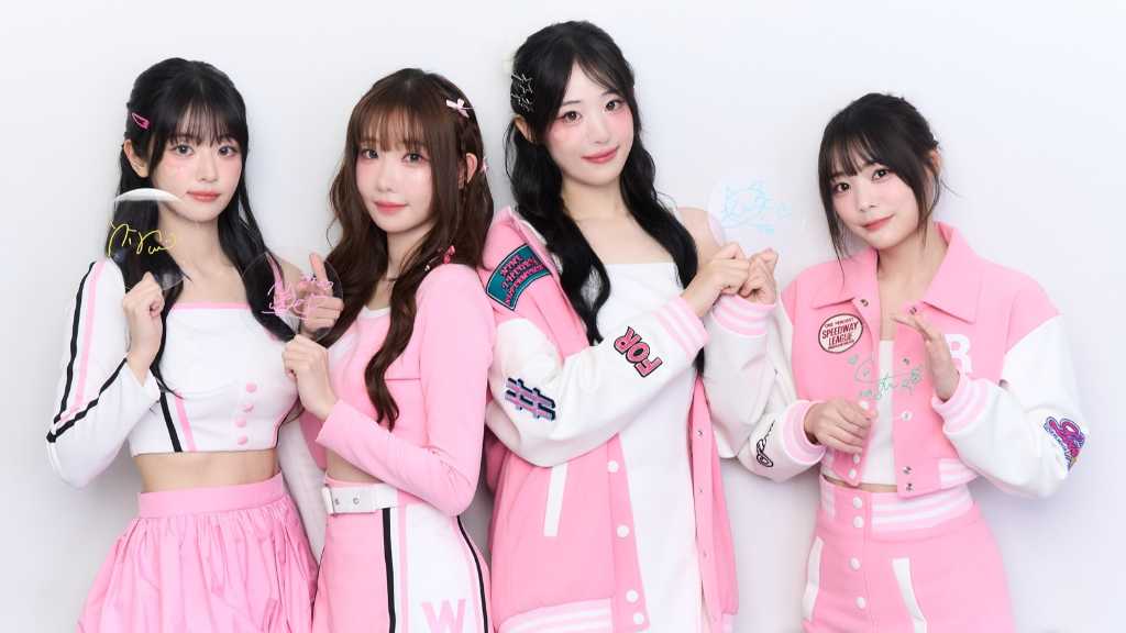 【プレゼント】Kstyle PARTY出演！QWER直筆「ゼロ距離カメラ」サインパネルを各1名様に