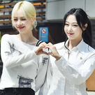 【PHOTO】aespaのKARINA&GISELLE、ラジオ出演のため放送局へ