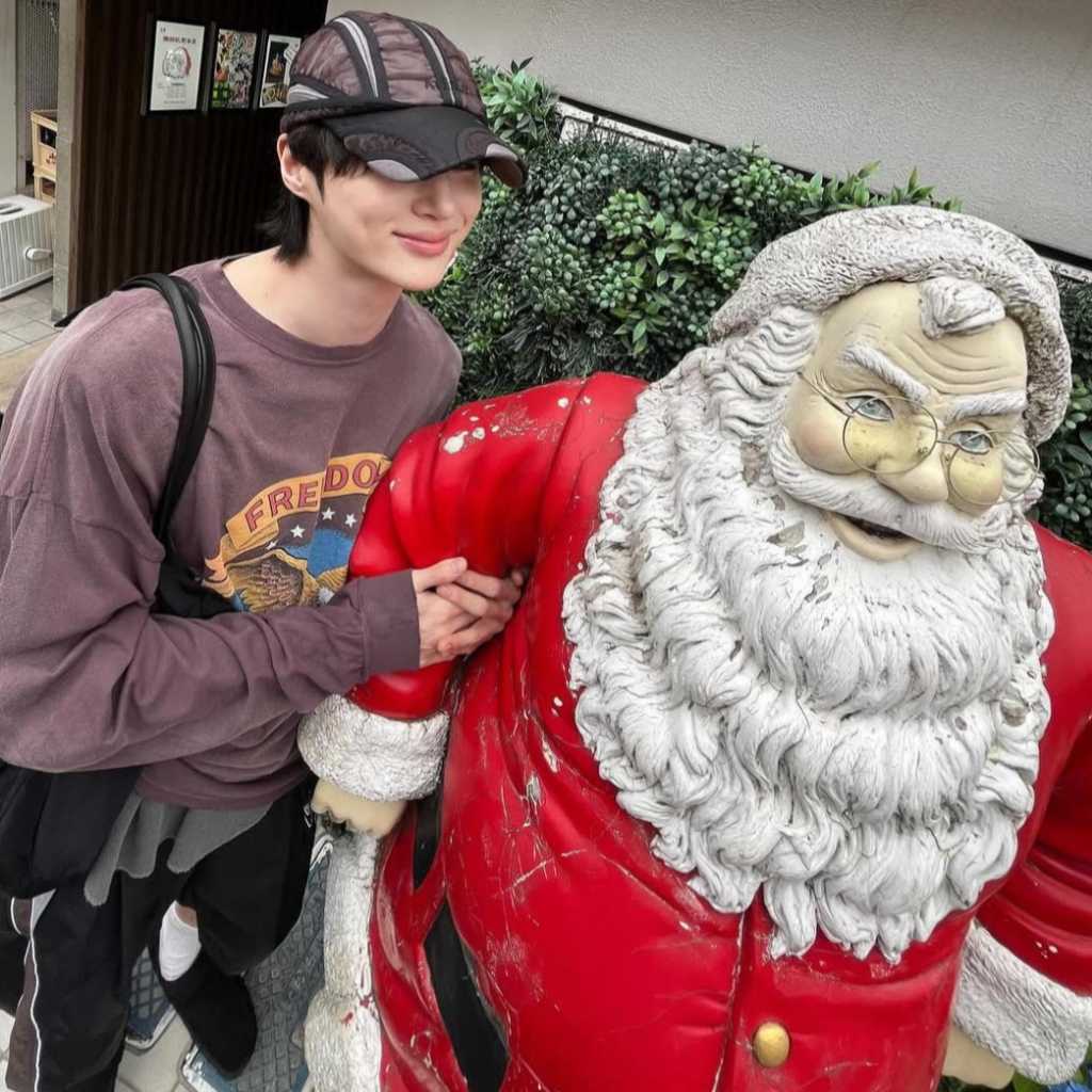 ビョン・ウソク、横浜中華街でサンタと腕組みショット！？ラフな服装でも滲み出るオーラ