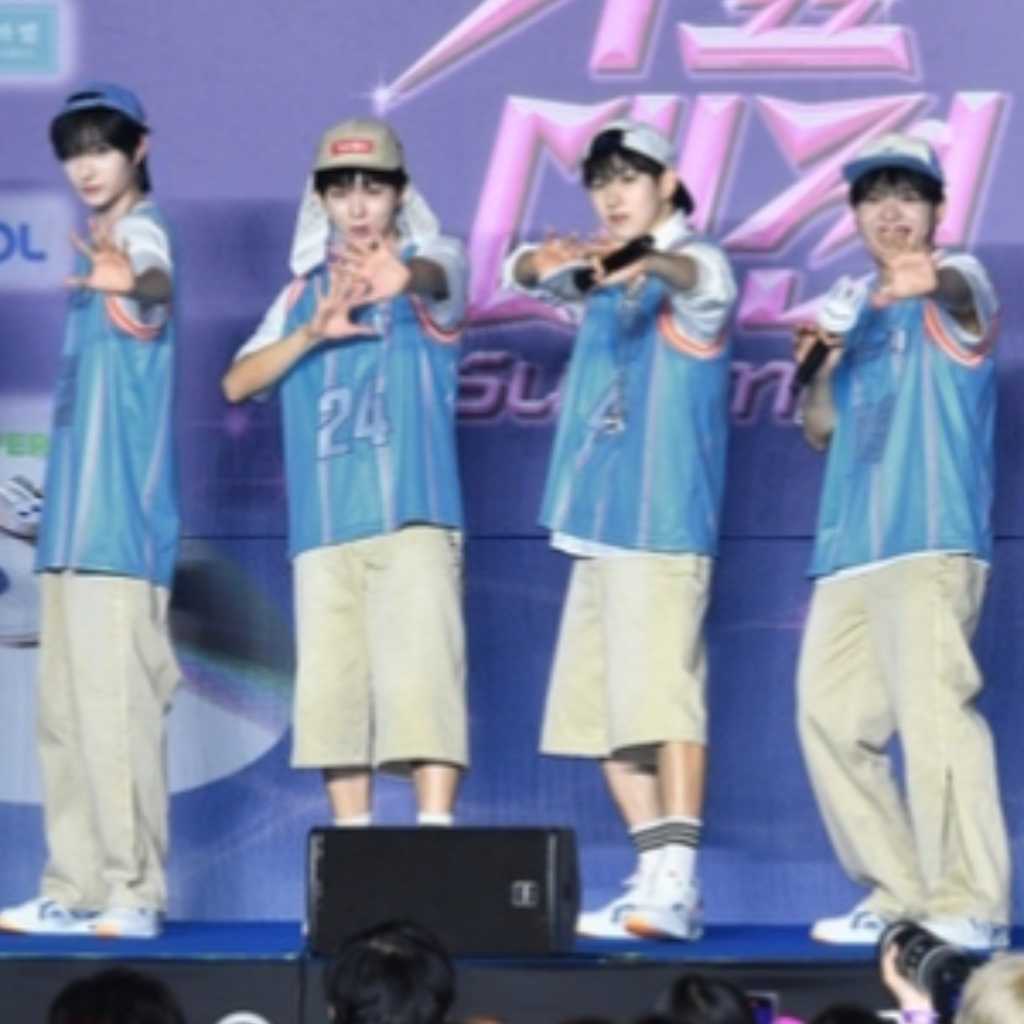 【PHOTO】KickFlip「2025 SBS歌謡大典 Summer」2日目のブルーカーペットに登場