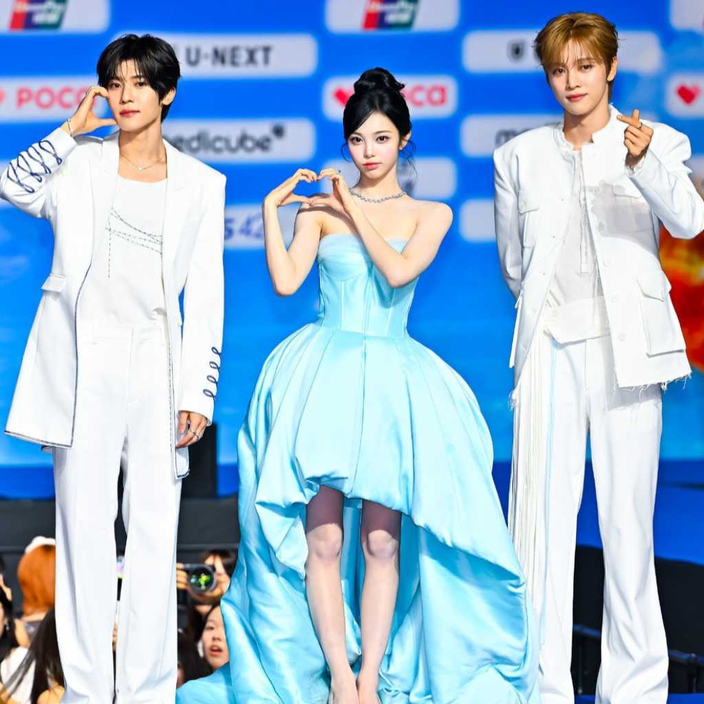 【PHOTO】RIIZE ソンチャン＆NCT WISH シオン＆Hearts2Hearts イアン「2026 SBS歌謡大典 Summer」ブルーカーペットに登場