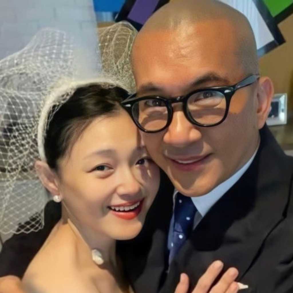 Clon ク・ジュンヨプ、妻バービィー・スーさんの葬儀に列席…痩せた姿で涙の別れ