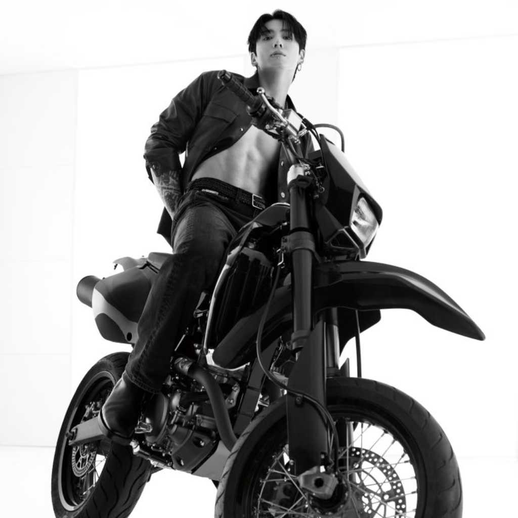 BTS ジョングク、裸ジャケットで鍛えられた腹筋を披露！「Calvin Klein」最新キャンペーンに登場