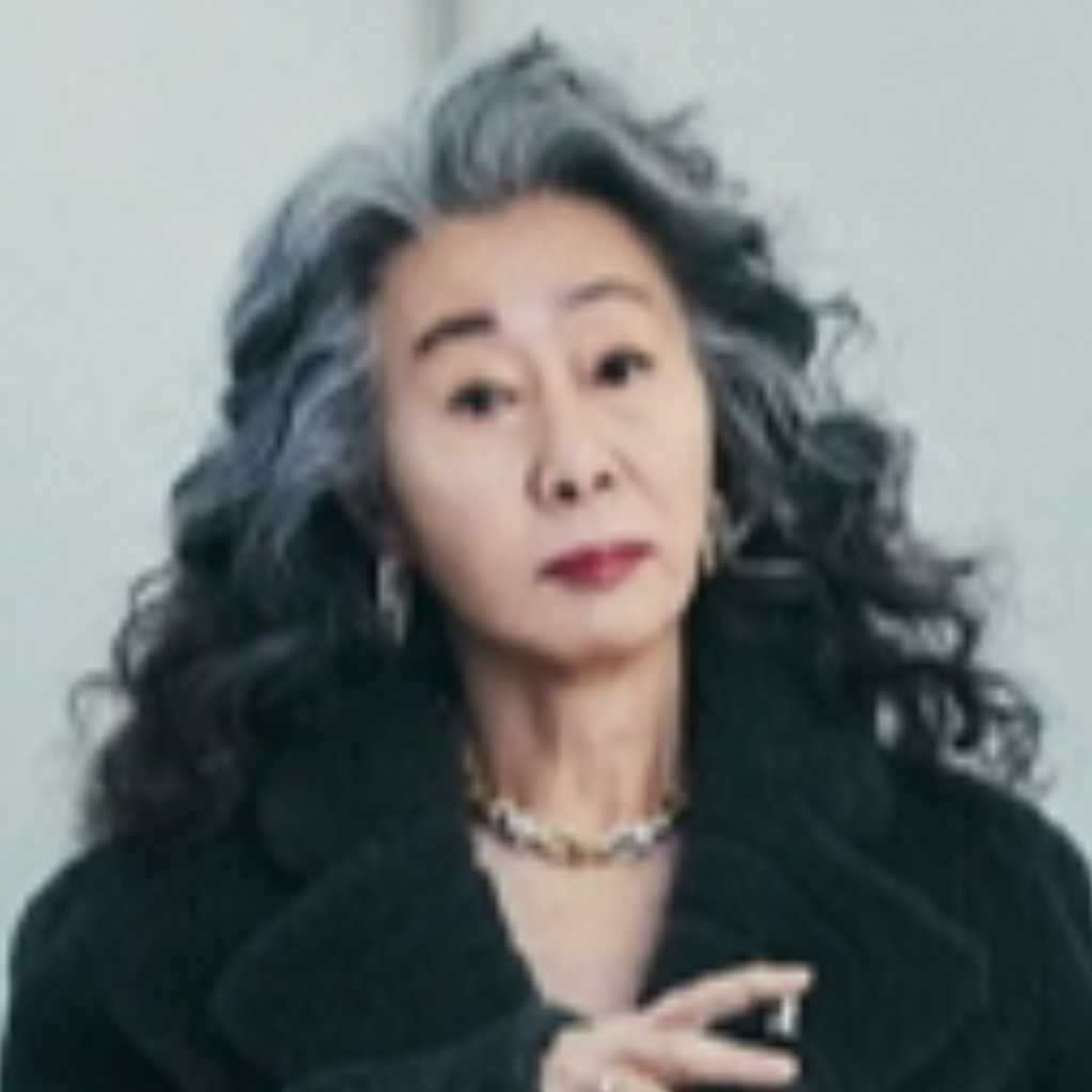 ユン・ヨジョン、ホワイトスーツも抜群の着こなし…引退に言及「女優という職業は日常」