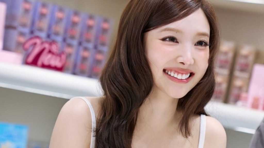 TWICE ナヨンが新宿ルミネエストに！韓国コスメブランド「fwee」直営店の1日店長として接客