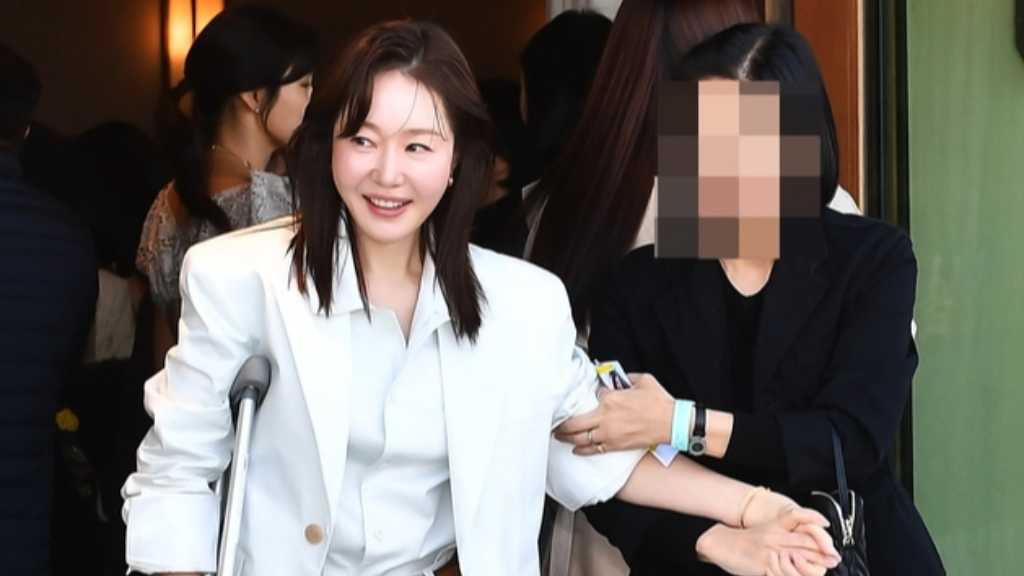 【PHOTO】オム・ジウォン、ファッションブランド「MISS GEE COLLECTION」のイベントに松葉杖で登場