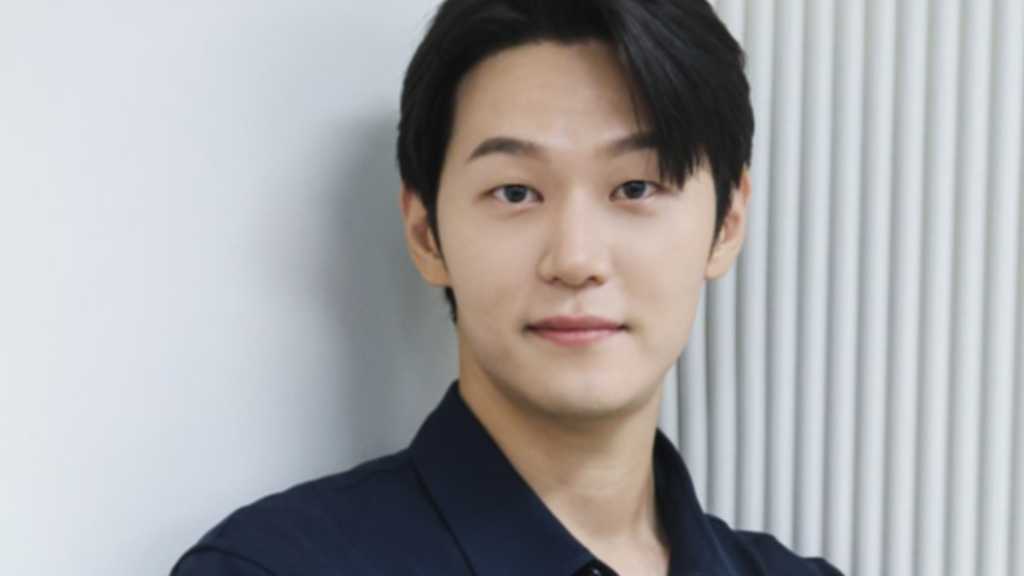 「エスクァイア」イ・ハクジュ“チョン・ヘビンとのロマンスシーンのため家で妻と練習した”