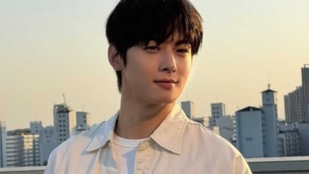 ASTRO チャウヌ、IUの収録曲「美人」MV撮影現場のビハインドショットを公開