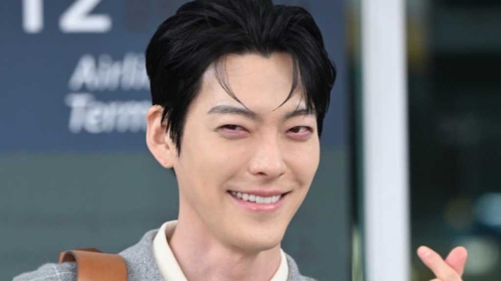 【PHOTO】キム・ウビン、海外スケジュールのため出国…ファンと交流も（動画あり）