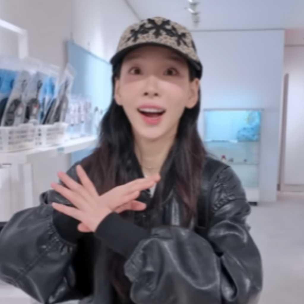 少女時代 テヨン、東京旅行で自身のポップアップストアへ…トレカもゲット(動画あり)