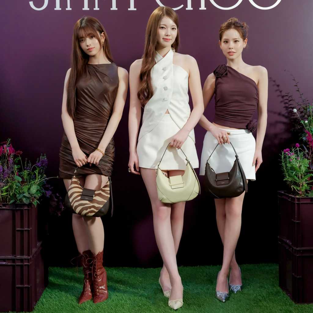 NiziU マコ＆アヤカ＆リマら「JIMMY CHOO」カフェオープン記念イベントに出席