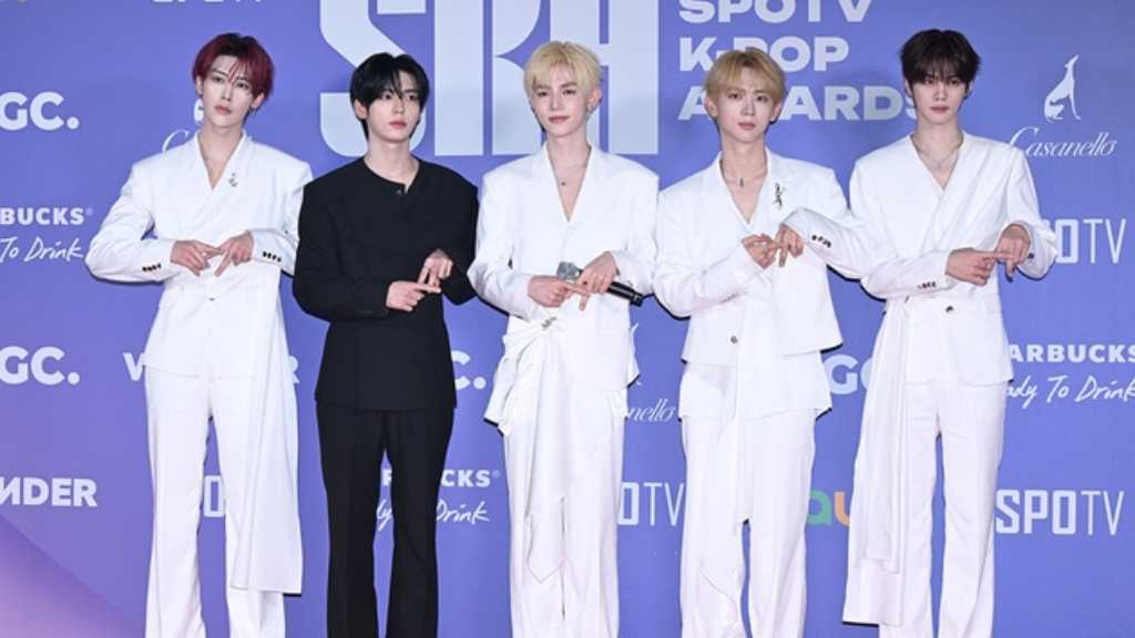 【PHOTO】AND2BLE、CLOSE YOUR EYESら「2026 SPOTV K-POP AWARDS」フォトタイムに登場