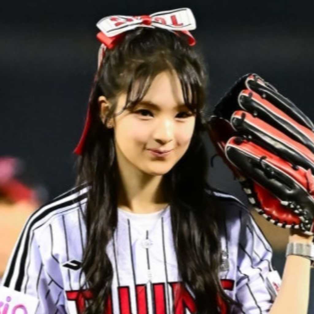 【PHOTO】ギュビン、始球式に登場…大きなリボンでキュートな魅力をアピール