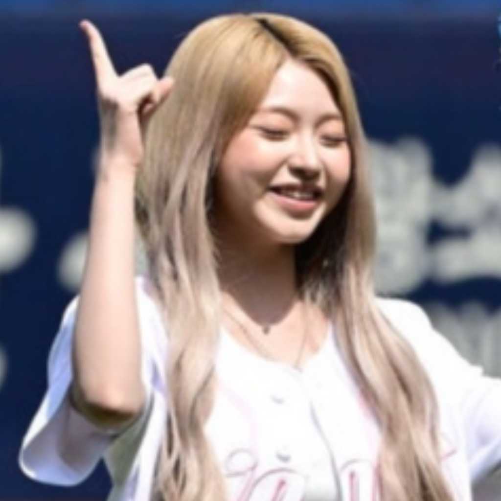 【PHOTO】KiiiKiii ハウム、始球式に登場…魅力的な笑顔