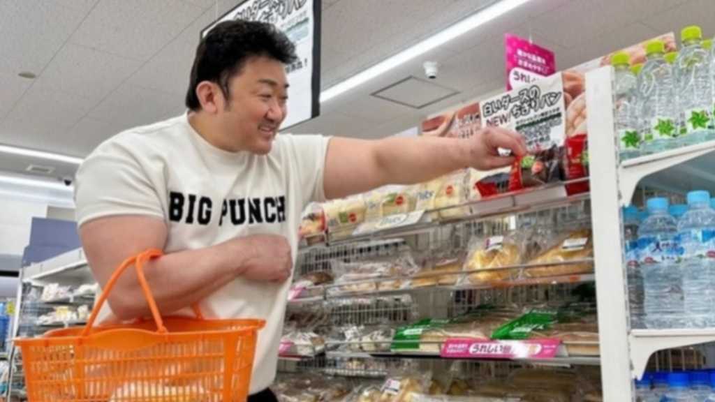 マ・ドンソク、日本を満喫中!コンビニで買い物する姿から可愛らしいハローキティのパック姿まで