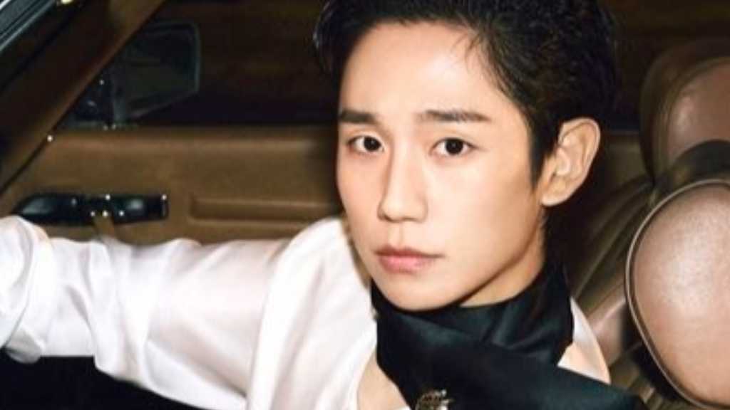 チョン・ヘイン、一風変わった雰囲気…シルクシャツ姿でシックな男性美を披露