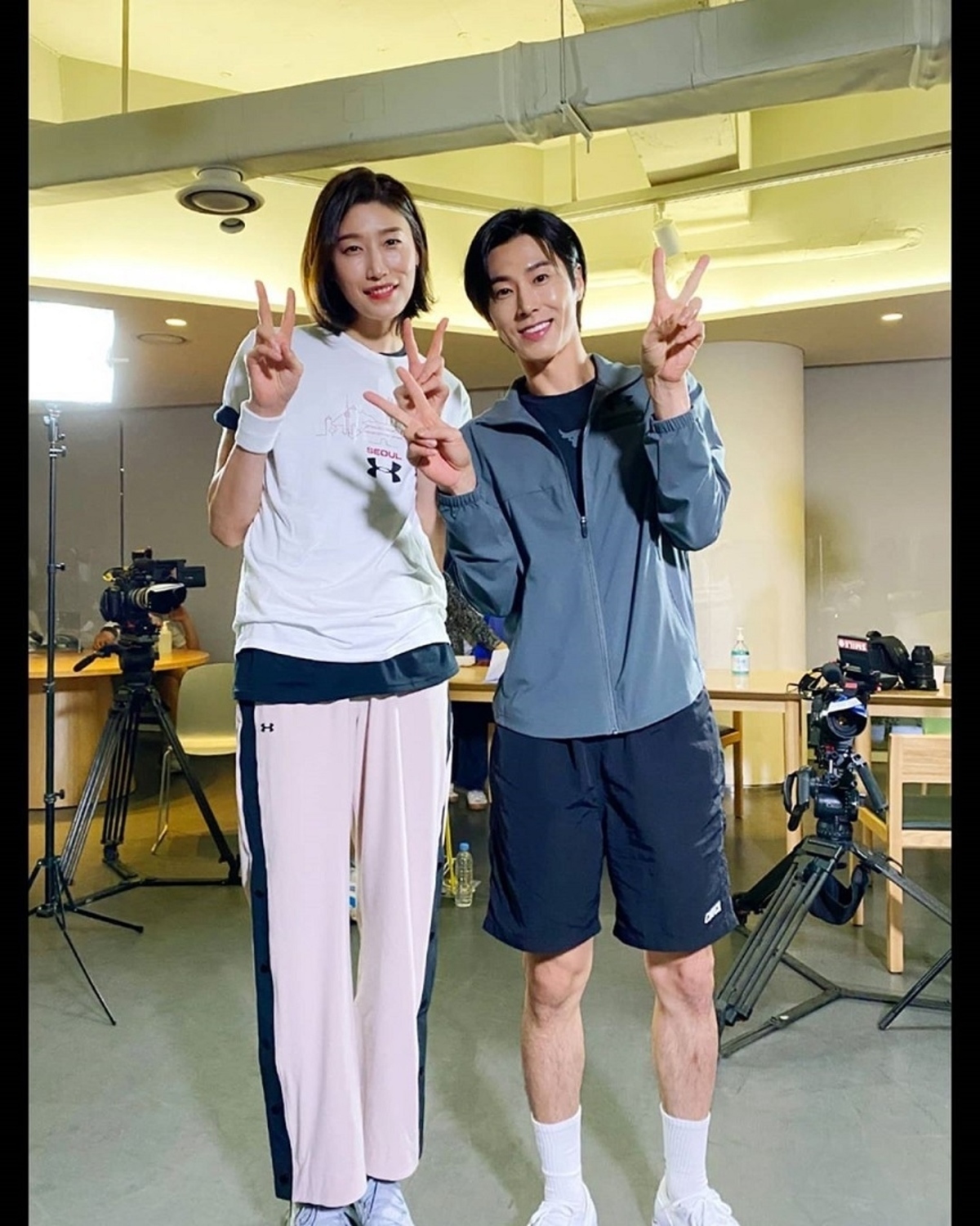 東方神起 ユンホ バレーボール選手3人との記念ショットを公開 モデルさながらのスタイルに驚き Kstyle