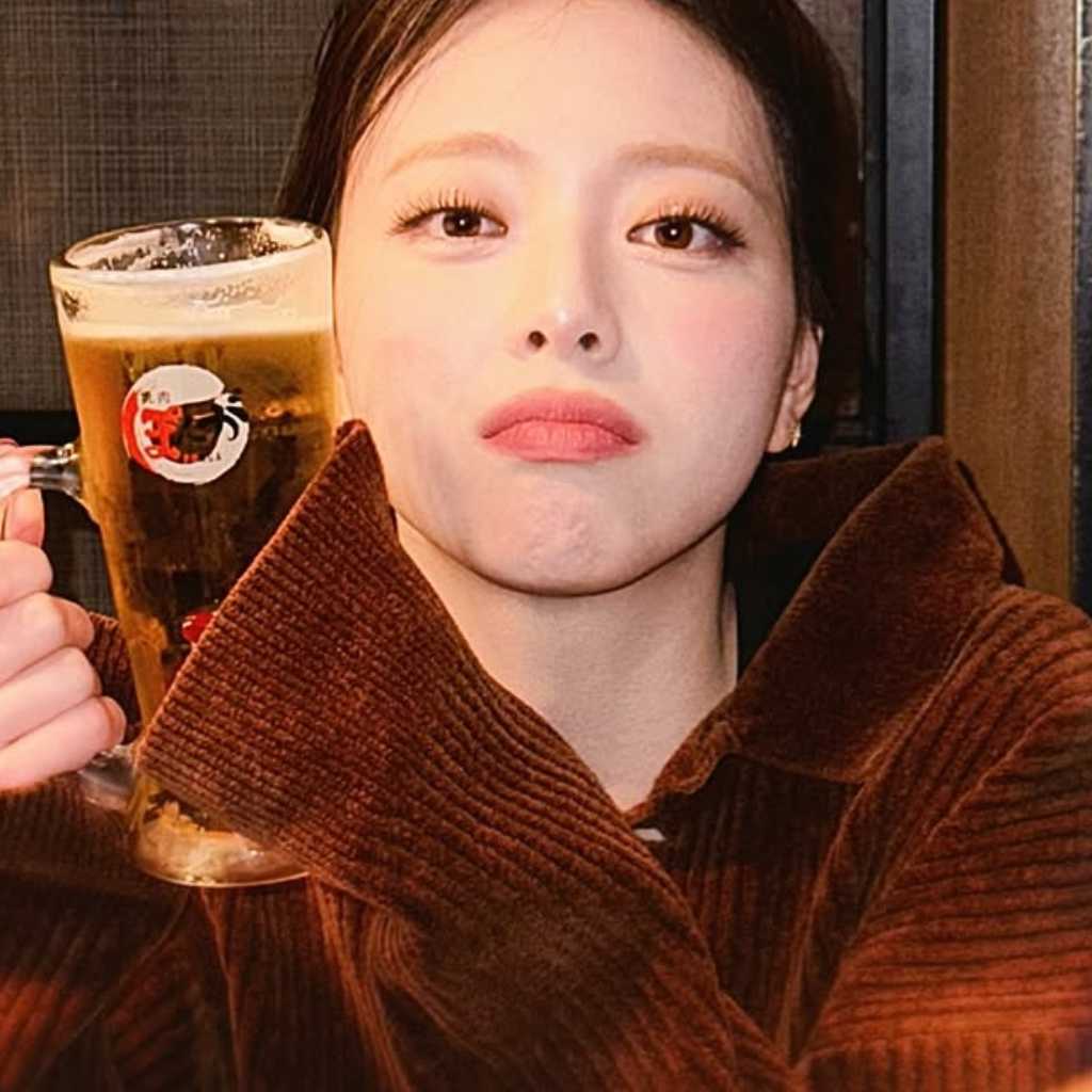 ITZY ユナ、日本滞在中の愛らしい姿を公開！ビール片手に抜群のビジュアルを披露