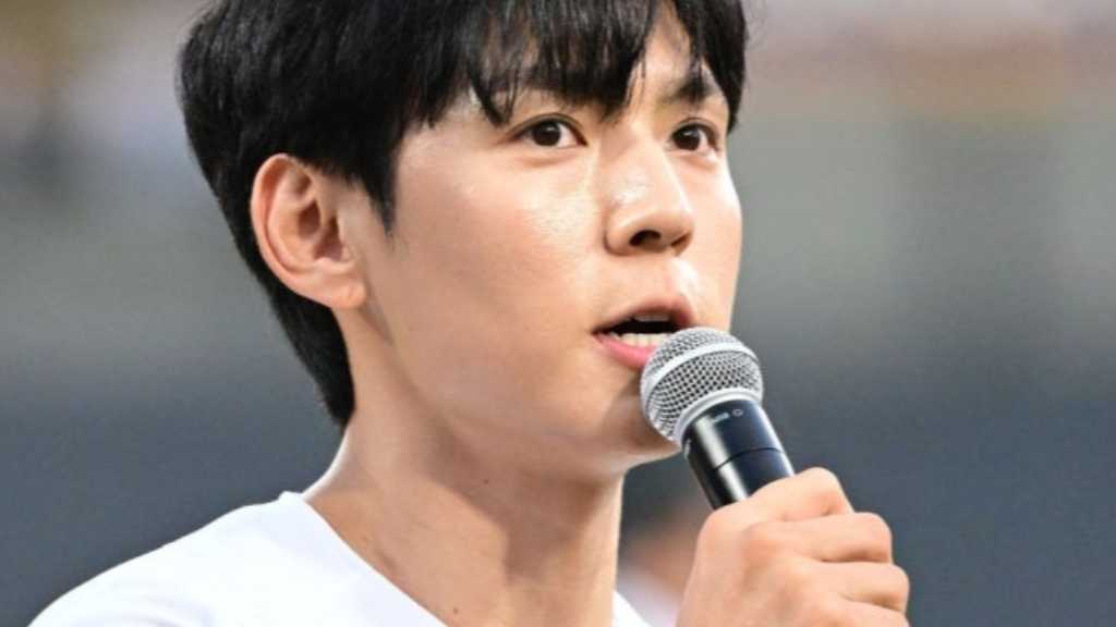 【PHOTO】カン・ヒョンソク、始球式に登場…力強い投球フォーム