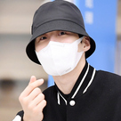 【PHOTO】キム・ソンホ、ファンミーティングを終えてタイから帰国…爽やかな雰囲気（動画あり）