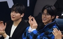 【PHOTO】東方神起 ユンホ＆カン・ドンホ、バレーボールの試合を観戦…ハン・ソンス選手の娘とハグも