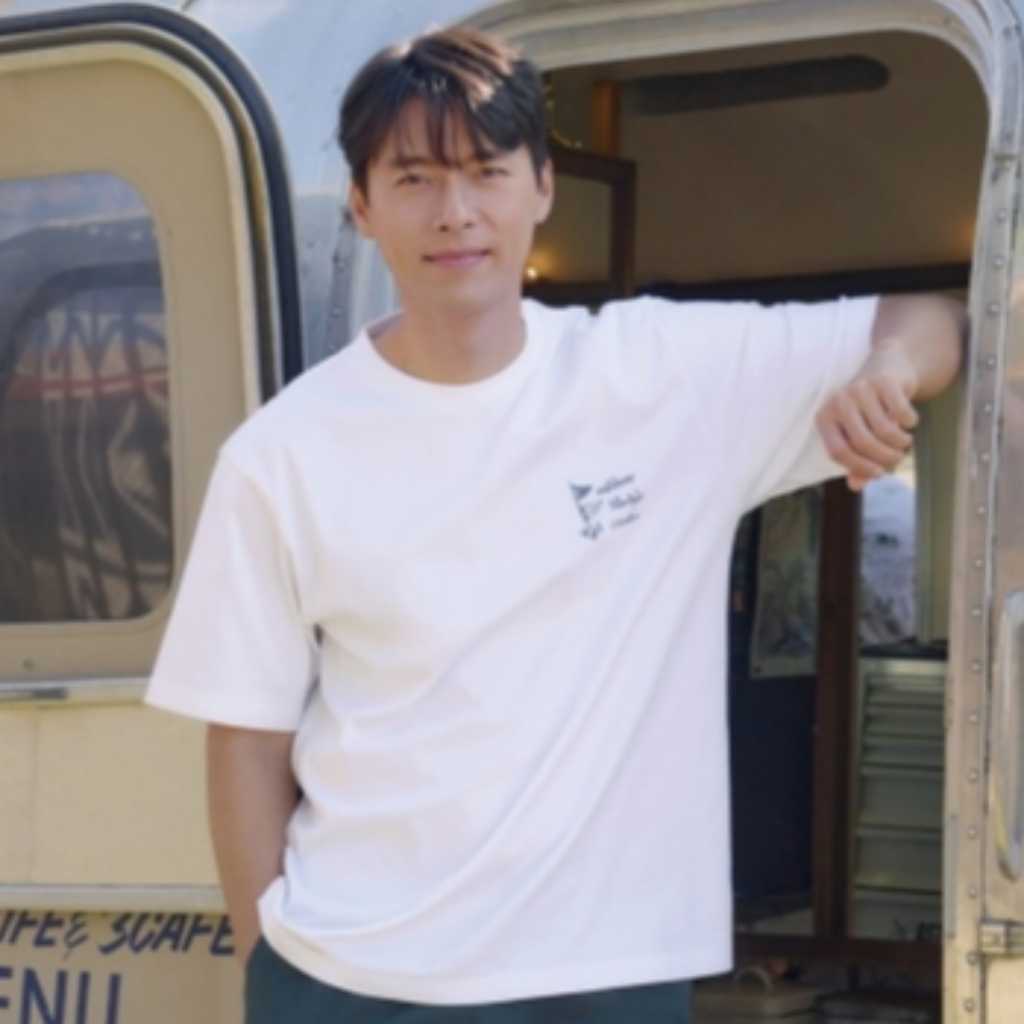 ヒョンビン、夏を先取り！ラフなTシャツで爽やかなビジュアルをアピール
