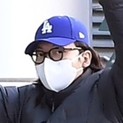 【PHOTO】イ・ドンフィ、ラジオ番組の収録に参加…鮮やかなブルーのキャップを被って登場