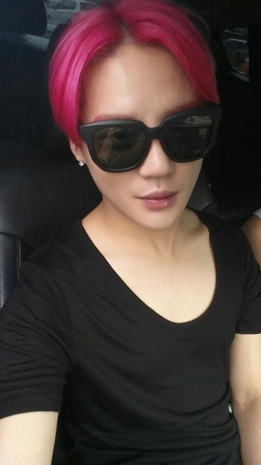 Jyj ジュンス ピンク色の髪が際立つショットを公開 ドラキュラ変身まで あと一週間 Kstyle