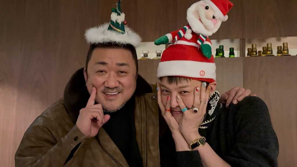 マ・ドンソク、G-DRAGONとクリスマス記念ショット！サンタの帽子＆ボクシングポーズが話題に