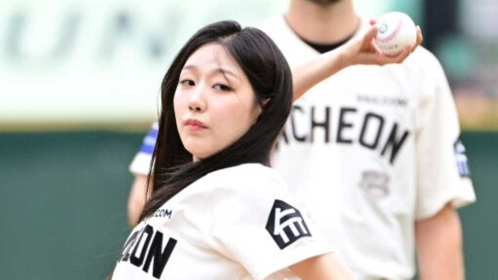 【PHOTO】LOVELYZ ジョン・イェイン、始球式に登場…キュートな笑顔