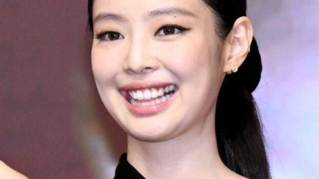 「BLACKPINK ジェニーとコーヒーを飲む」所属事務所を訪問した人気YouTuberに批判殺到・謝罪