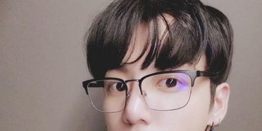 BTS（防弾少年団） ジョングク、爽やかなメガネ姿のセルフショット公開