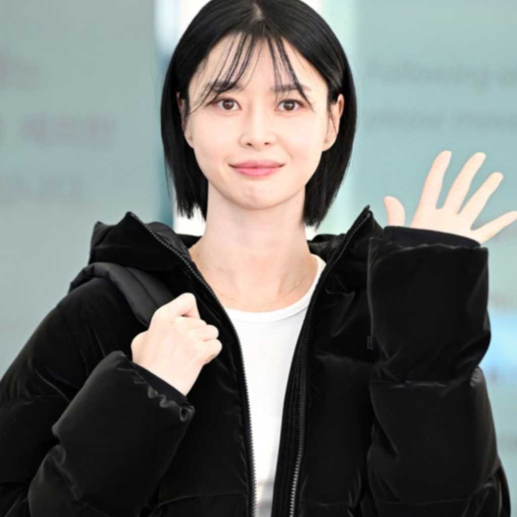 【PHOTO】クォン・ナラ、海外スケジュールのため出国…爽やかな魅力