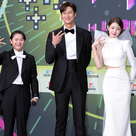 【PHOTO】IVE ウォニョン＆ナ・イヌ＆キム・シニョン「2022 KBS歌謡祭」レッドカーペットに登場