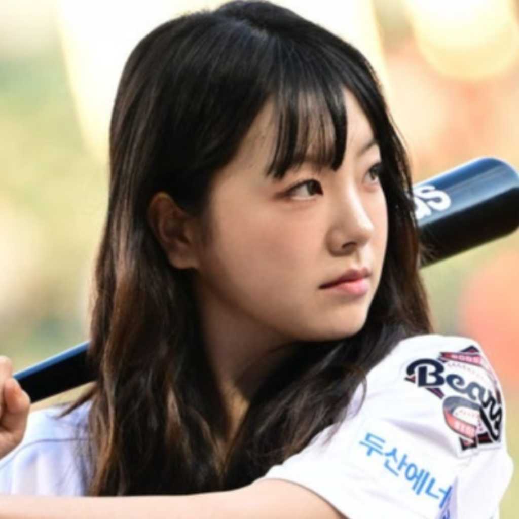 【PHOTO】「SNL KOREA 8」で活躍…女優イ・アラ、始球式に登場