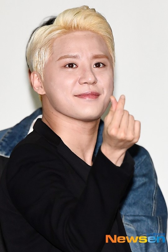 PHOTO】JYJ ジュンス、日本コンサートのため東京へ…笑顔で指ハートを