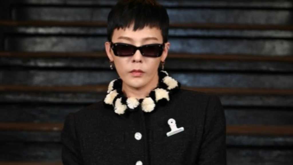 G-DRAGON「CHANEL」2026春夏コレクションのファッションショーに出席…強烈なカリスマ性をアピール