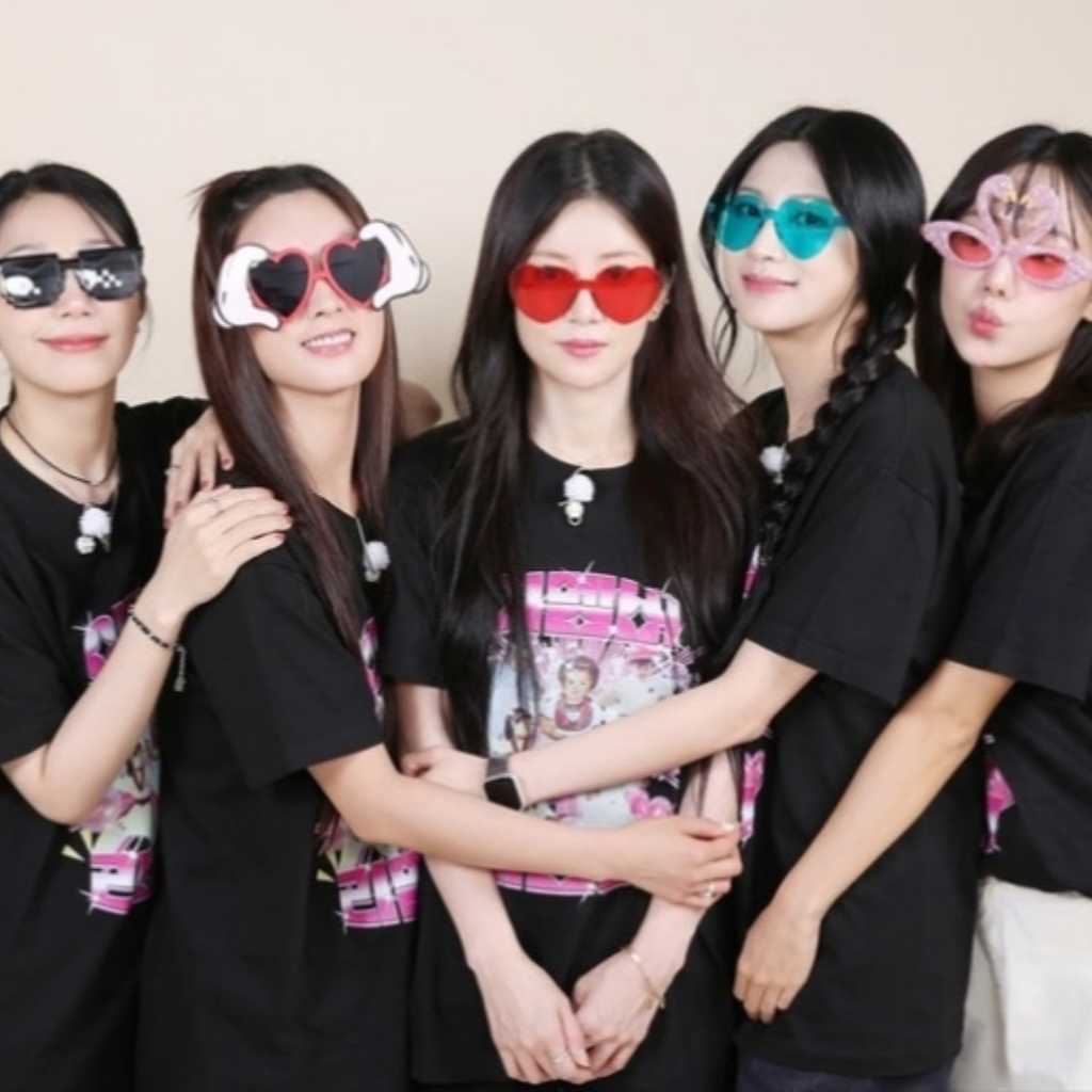 Apink、お揃いTシャツで家族写真!幼少期の姿にも注目…ソン・ナウンが意味深な投稿も?