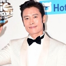 【PHOTO】イ・ビョンホン「2016 MAMA」レッドカーペットに登場