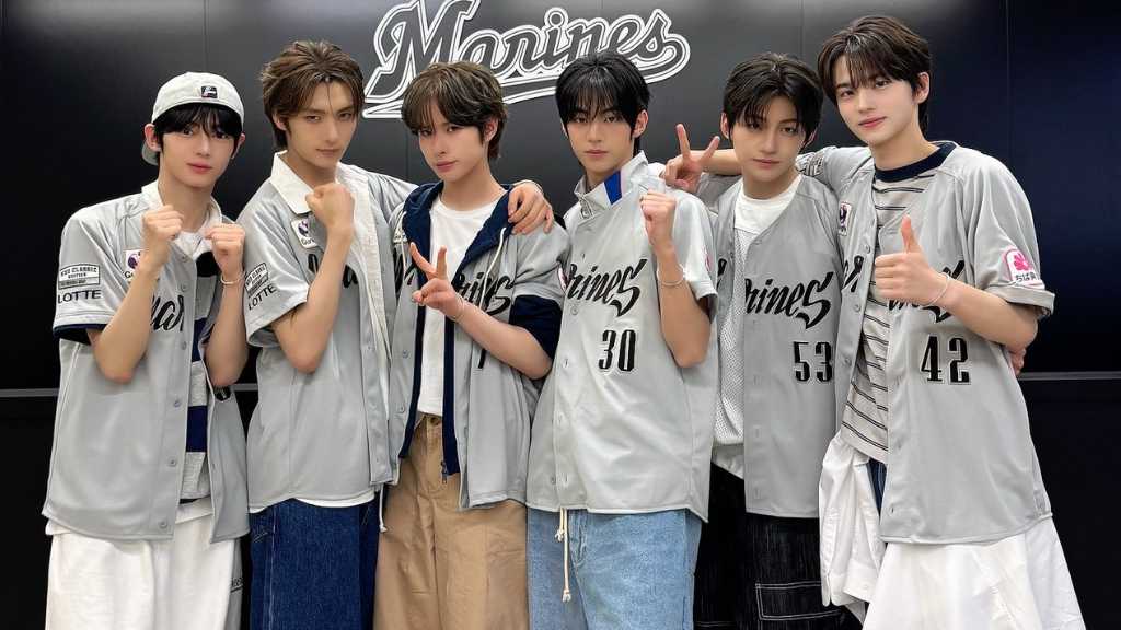 TWS、千葉ロッテマリーンズの選手と記念ショットも！爽やかユニフォーム姿で始球式に登場