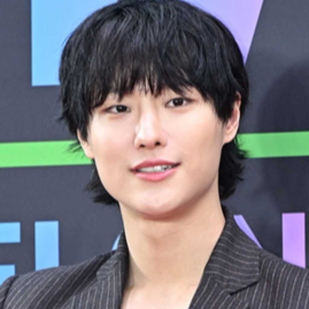 【PHOTO】チョ・スンヨン「MMA 2025」レッドカーペットに登場