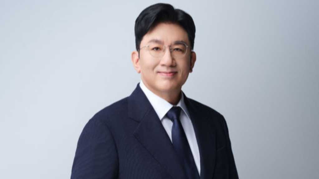 HYBE バン・シヒョク議長、警察による逮捕状の申請うけコメント「法的手続きに誠実に臨む」