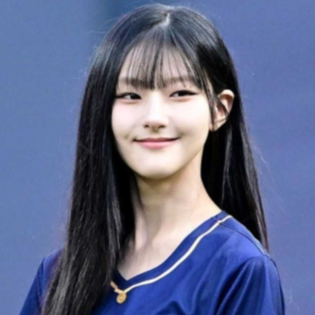 【PHOTO】KISS OF LIFEのHANEUL、始球式に登場…パワフルな投球フォーム