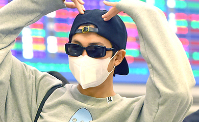Photo Bts 防弾少年団 のrm 海外スケジュールを終えてアメリカから帰国 ハートポーズで挨拶 Kstyle