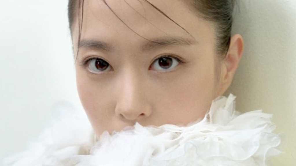 パク・ボヨン、純白の清楚さと強烈な存在感！グラビアで優雅な魅力を披露