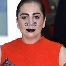 【PHOTO】レディー・ガガ、ミュージックフェスティバル参加のため訪韓“胸には黄色いリボン”