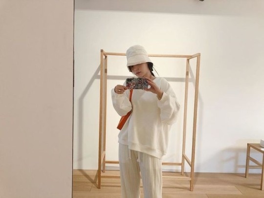 ミン ヒョリン ラフな服装で展示会へ ナチュラルな雰囲気の日常ショットを公開 Kstyle