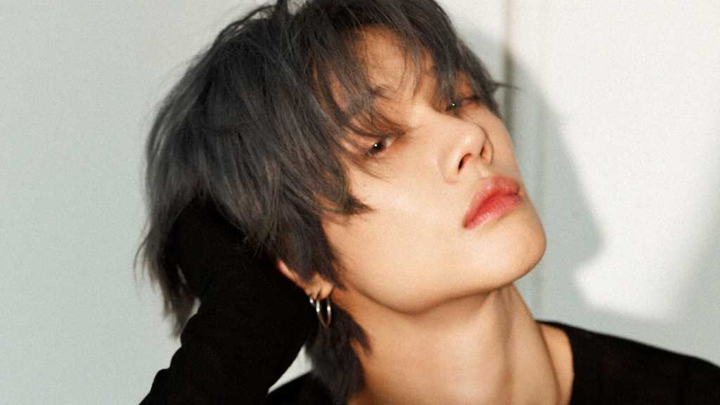 TXT ヨンジュン、アメリカの人気番組「The Kelly Clarkson Show」にソロで出演！新曲を披露